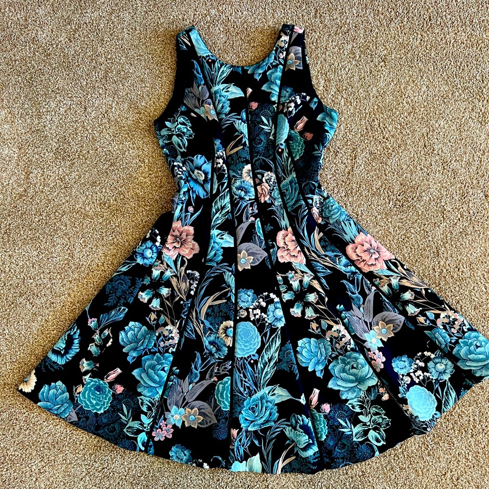 Gorgeous A-line White House Black Market dress in size 0